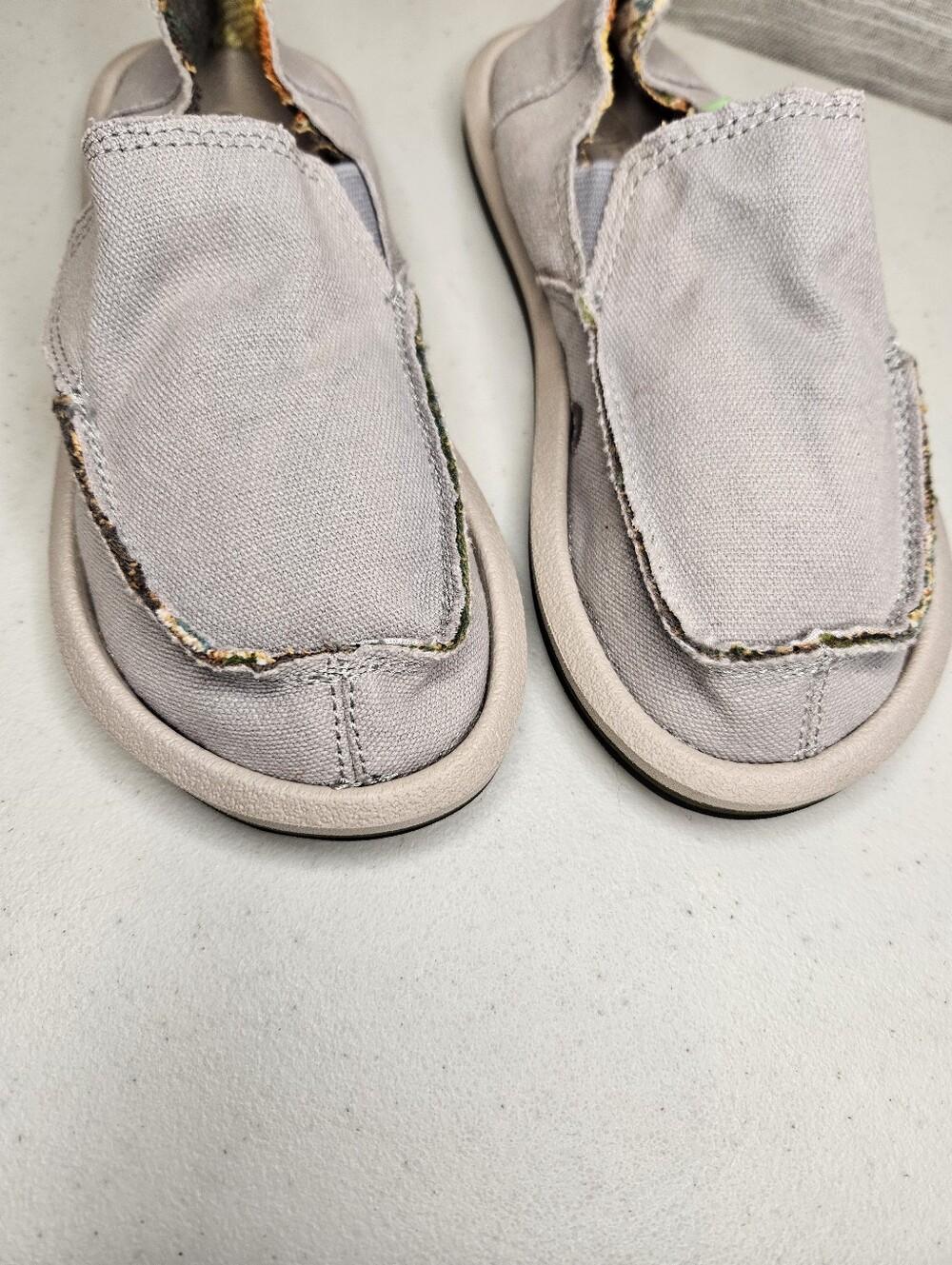 BOYS SANUK CANVAS SLIP ONS SIZE 13 Light GRAY